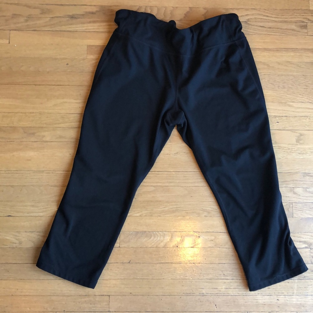 Gap women’s black crop workout pant.